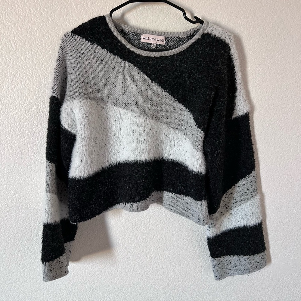 Willow & Wind Black and Gray Large Cropped Bell Sleeve Thick Sweater - Picture 2 of 8